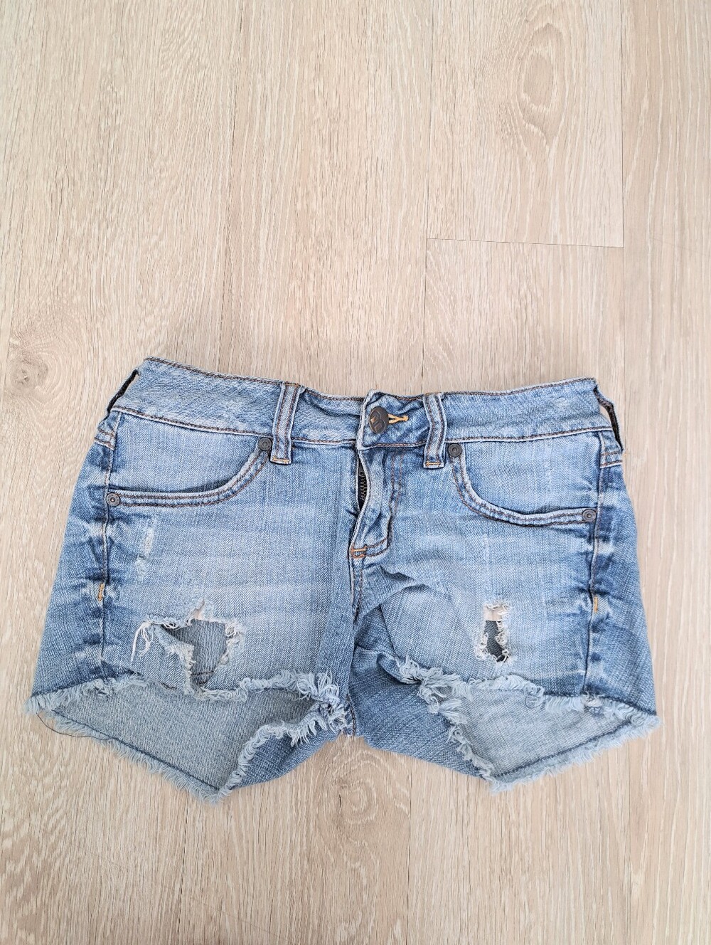 Bullhead Women’s Light Blue Distressed Denim Shorts Sz 5
